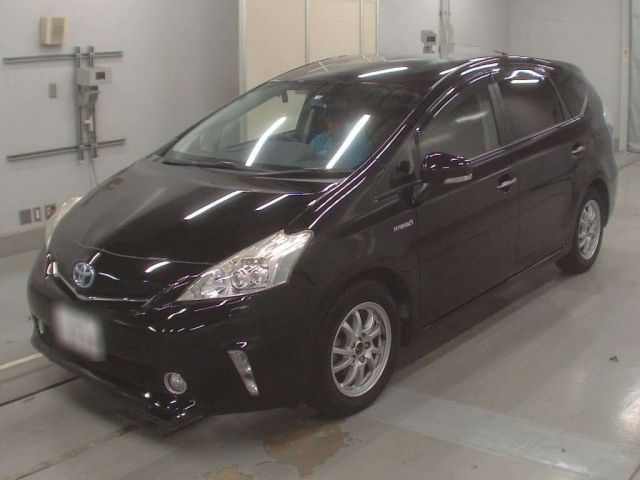 30624 Toyota Prius alpha ZVW41W 2013 г. (CAA Tokyo)